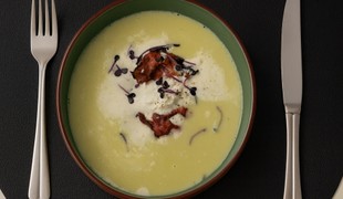 Hráškovo-mätový krém s bryndzovou espumou a slaninovým čipsom