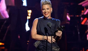 Tvrdá rana pre speváčku Pink! Rozvod po 20 rokoch a dvoch deťoch!