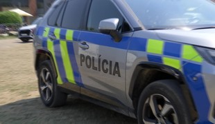 Vážna nehoda pri Lehote nad Rimavicou: Auto sa zrazilo s kamiónom prevážajúcim drevo