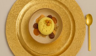 Makový mousse s bielou čokoládou a slivkovým vínovým vkladom