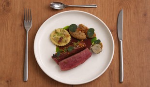 Jahňací chrbát s raviolou a šalotkovo-horčicovým pyré