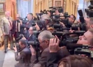 Královská rodina při práci