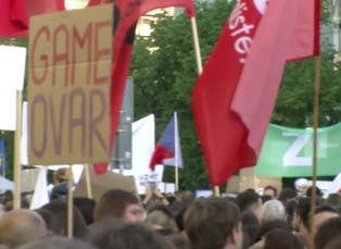 Kdo platí demonstranty?