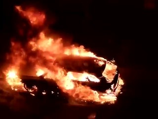 V Bratislave zhorelo ďalšie auto, majiteľka prišla o živobytie. Polícia nevylučuje úmyselné podpálenie