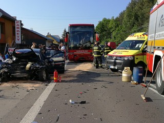 Vážna nehoda autobusu v Ružomberku. Auto prešlo do protismeru