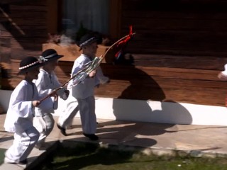 V dedinách temperamentné oblievačky dievčat s vedrami vody neboli, v mestách išli ľudia do prírody