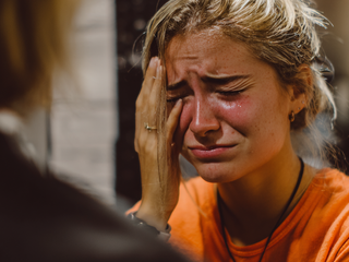 Ako to dopadne, keď si na vás kaderníčka vybije zlosť? Účes túto ženu skoro rozplakal!