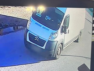 V bielej dodávke sa obnažoval pred školáčkami. Páchateľa z Komárna zadržala polícia