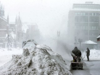 Pre snehovú búrku odložili duel v Bostone, Devils ukončili víťaznú šnúru Penguins