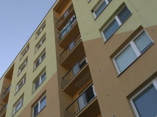 Obyvateľom bytovky už roky ničí život jedna rodina. Nezastavilo ju ani rozhodnutie súdu