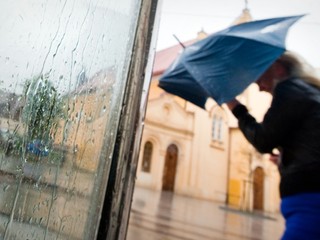 Búrlivý záver októbra: rekordné teploty aj búrky