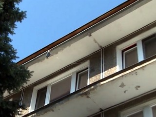 Monika chcela nastaviť anténu, spadla z balkóna
