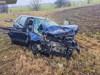 Čelná zrážka si vyžiadala jednu obeť, štyria ďalší ľudia sú zranení