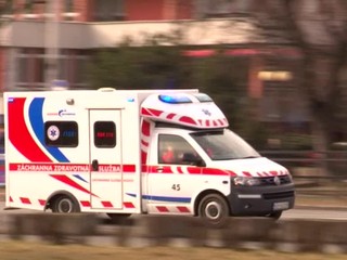 Záchranárov zavolal na pomoc. Sám ich ohrozoval pištoľou