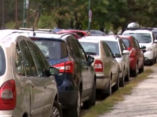 Zaparkovať v Bratislave na sídliskách je náročné. Komplikujú to aj parkoviská, na ktorých sa kradne