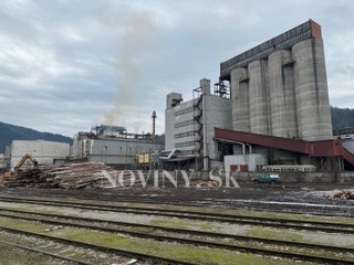 Vo fabrike sa zranili dvaja zamestnanci. Na pomoc im letel aj vrtuľník