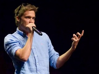 VIDEO: Áno, tá hudba vychádza z jeho hrdla!