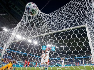 Belgičania a Holanďania víťazmi skupín bez bodovej straty