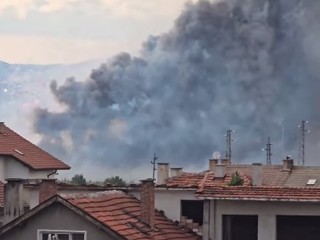 Po výbuchu v skladoch s pyrotechnikou hlásia jednu obeť a dvoch nezvestných