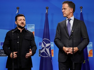 Dusno na samite NATO: Trumpa chcú držať od Zelenského čo najďalej