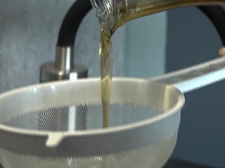 Olej do výlevky nepatrí. Jeden liter dokáže znečistiť päť miliónov litrov vody