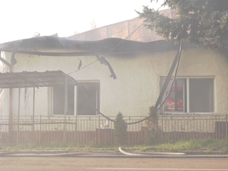 Pre nezodpovednosť suseda prišli o strechu nad hlavou: Požiar odpadu vo Veľkých Kapušanoch sa rozšíril na rodinný dom