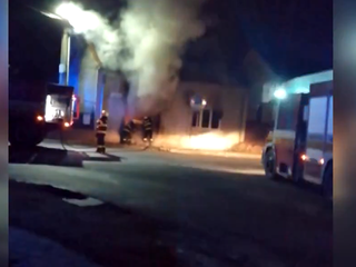 Auto vo vysokej rýchlosti narazilo do domu. Skončilo priamo v spálni a začalo horieť