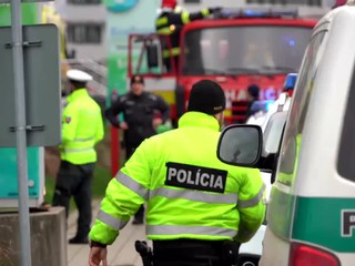 Tragická nehoda: Vodič pri cúvaní narazil do chodkyne. 63-ročná žena zraneniam podľahla