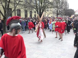 Prešov sa na chvíľu vrátil o dvetisíc rokov späť: Hlavnou ulicou prešla živá krížová cesta