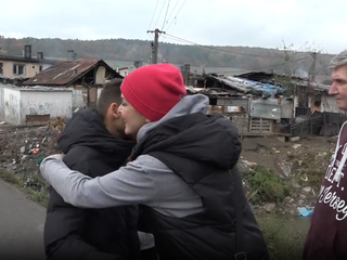 Eňa Podzámska navštívila Nikolasa zo Siedmeho neba v osade. Priniesla mu dar