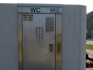 V Komárne majú samočistiaci záchod za 66 tisíc eur, je nefunkčný