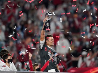 Tom Brady je žijúcou legendou. Finále amerického futbalu vyhrala Tampa Bay a Brady siedmy titul