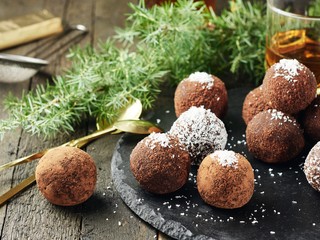 Nechce sa vám na Vianoce vypekať? Vyskúšajte fantastické horalkové guľky bez pečenia