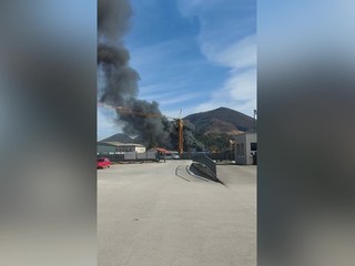 Mimoriadna situácia na Kysuciach: Vo fabrike s chemikáliami vypukol požiar