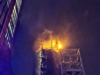 V Košiciach v teplárni horelo. Hasičom komplikoval hasenie obsah násypníku