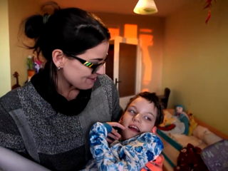 Darované Vianoce TV JOJ: Kvôli zlodejovi nemohla ísť s dcérou von z bytu. Vďaka darcovi majú opäť dôvod na úsmev