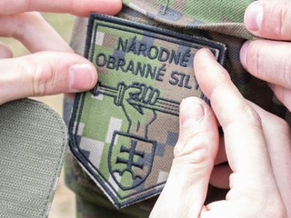 Opozíciu pobúrili kondómy s logom obrany. Rezort vysvetlil, kde ich bude rozdávať
