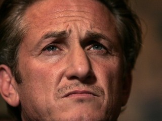 Sean Penn opustil Ukrajinu pešo: Auto nechal utečencom