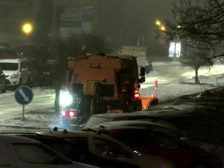 Nebezpečná poľadovica zmenila Banskú Bystricu na klzisko. Šmýkalo sa ľuďom aj autám s posypovou soľou