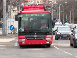 Bratislavský dopravný podnik má problém s nedostatkom vodičov. Kvalitu MHD zachraňuje pandémia