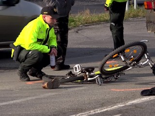 V rannej premávke sa cyklista ocitol pod kolesami nákladného auta
