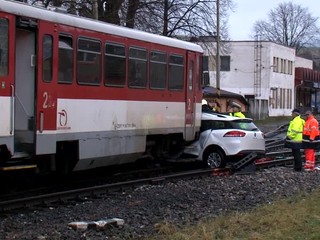 Pri zrážke vlaku s autom sa ťažko zranila matka s dcérou, bývalou kandidátkou na starostku