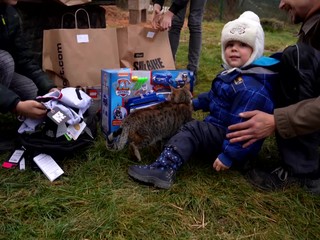 Darované Vianoce: Deti sa musia starať o drevo, vodu a poriadok. Žijú na okraji lesa