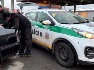 Mladíci na seba upozornili podozrivou jazdou. Policajti im zobrali zakázané látky aj plynovú zbraň