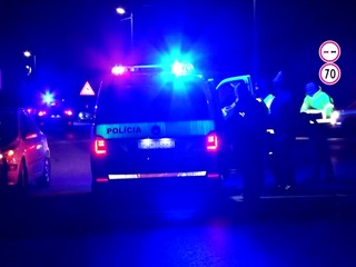 Polícia vyšetruje smrť mladého chodca po zrážke s autom