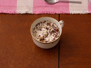 Krupicová kaša s čokoládovou ganache, prepáleným maslom a limetovým crumble