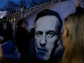 Navaľného matka žiada Vladimira Putina o vydanie synovho tela