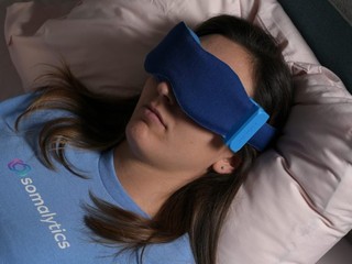 Revolučná inteligentná maska na oči: Pomôže vám lepšie spať