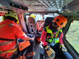 Horskí záchranári ratovali turistu v Tatrách. Bez prilby padal desiatky metrov