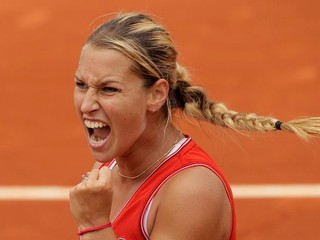 Z parížskej antuky na trávu do Kopčian?